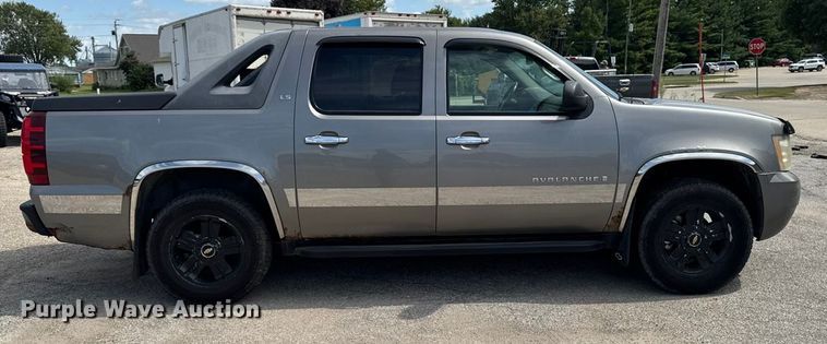 image for item EM2332 2007 Chevrolet Avalanche LS pickup truck