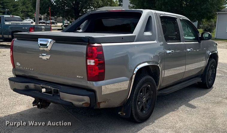 image for item EM2332 2007 Chevrolet Avalanche LS pickup truck