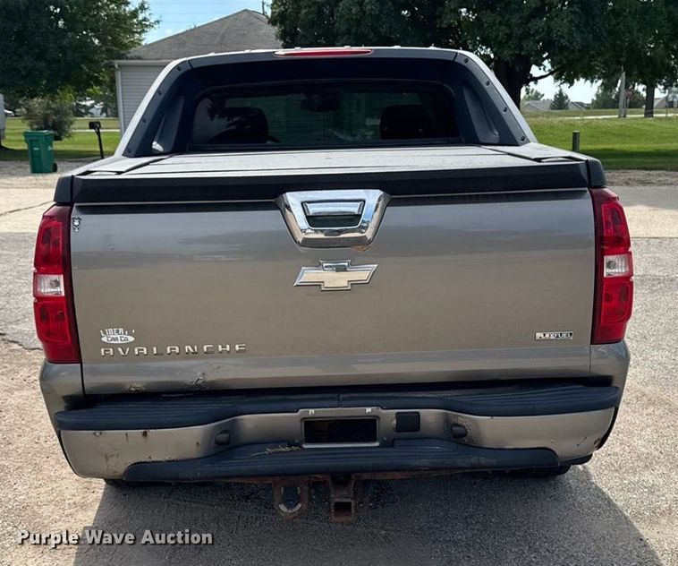 image for item EM2332 2007 Chevrolet Avalanche LS pickup truck