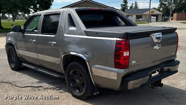 image for item EM2332 2007 Chevrolet Avalanche LS pickup truck