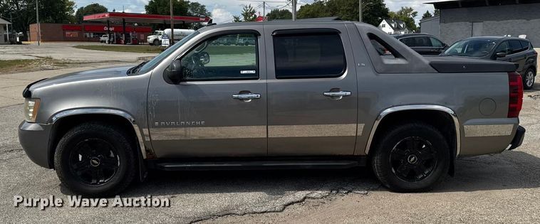 image for item EM2332 2007 Chevrolet Avalanche LS pickup truck