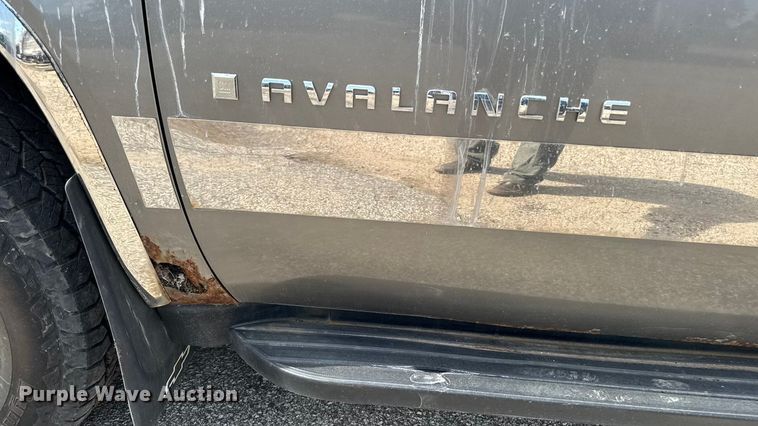 image for item EM2332 2007 Chevrolet Avalanche LS pickup truck