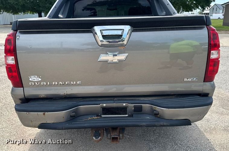 image for item EM2332 2007 Chevrolet Avalanche LS pickup truck