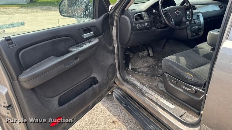 image for item EM2332 2007 Chevrolet Avalanche LS pickup truck