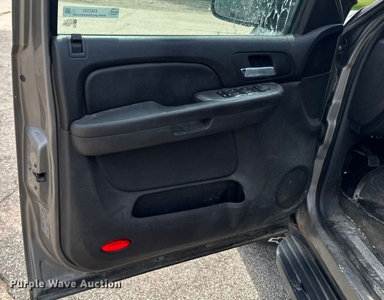 image for item EM2332 2007 Chevrolet Avalanche LS pickup truck