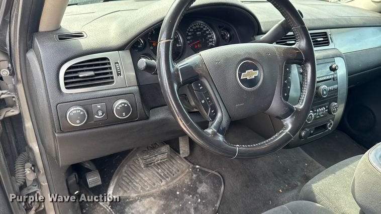 image for item EM2332 2007 Chevrolet Avalanche LS pickup truck