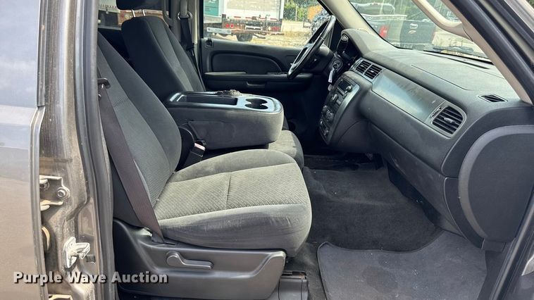 image for item EM2332 2007 Chevrolet Avalanche LS pickup truck