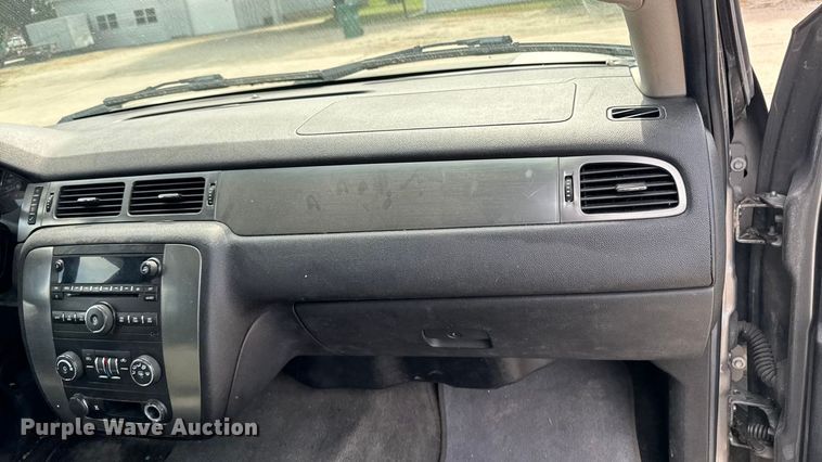 image for item EM2332 2007 Chevrolet Avalanche LS pickup truck