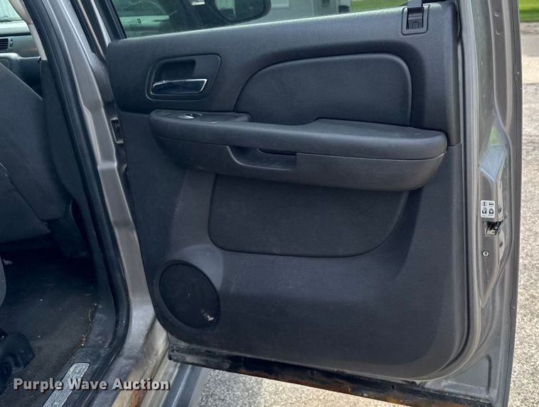 image for item EM2332 2007 Chevrolet Avalanche LS pickup truck