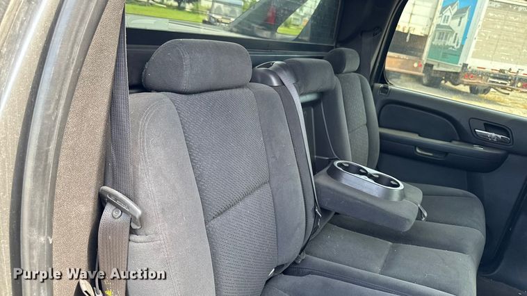 image for item EM2332 2007 Chevrolet Avalanche LS pickup truck