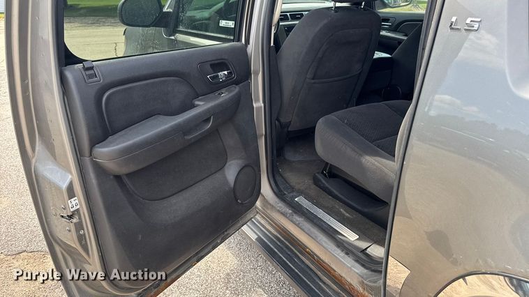 image for item EM2332 2007 Chevrolet Avalanche LS pickup truck