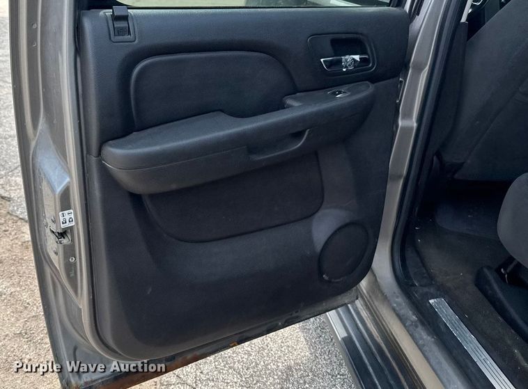 image for item EM2332 2007 Chevrolet Avalanche LS pickup truck