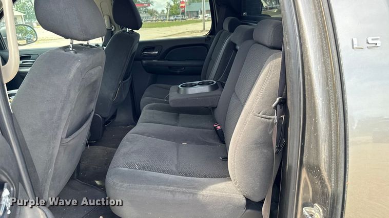 image for item EM2332 2007 Chevrolet Avalanche LS pickup truck