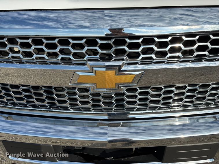 image for item EN5548 2019 Chevrolet Silverado 2500HD Double Cab utility bed pickup truck