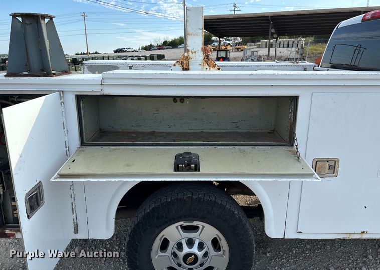 image for item EN5548 2019 Chevrolet Silverado 2500HD Double Cab utility bed pickup truck