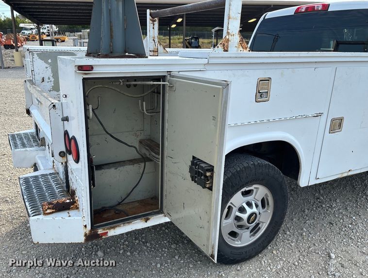 image for item EN5548 2019 Chevrolet Silverado 2500HD Double Cab utility bed pickup truck