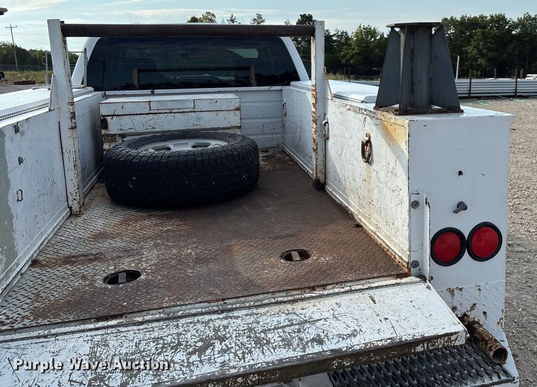 image for item EN5548 2019 Chevrolet Silverado 2500HD Double Cab utility bed pickup truck