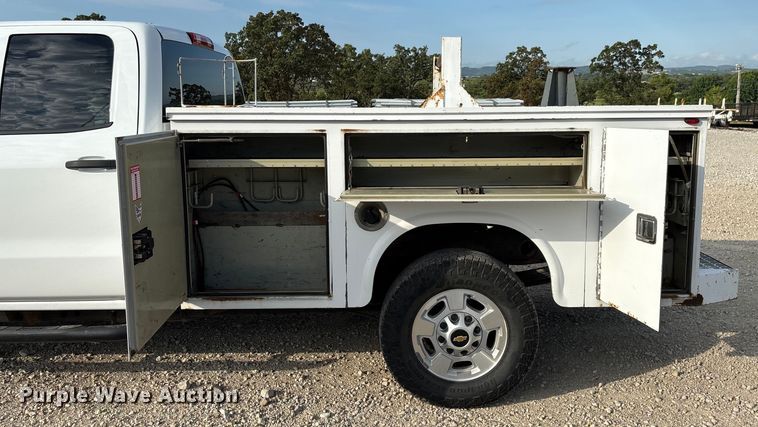 image for item EN5548 2019 Chevrolet Silverado 2500HD Double Cab utility bed pickup truck