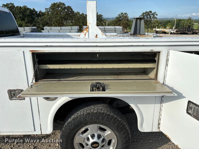 image for item EN5548 2019 Chevrolet Silverado 2500HD Double Cab utility bed pickup truck