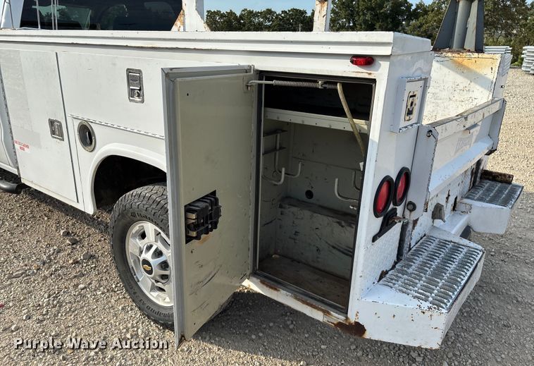 image for item EN5548 2019 Chevrolet Silverado 2500HD Double Cab utility bed pickup truck