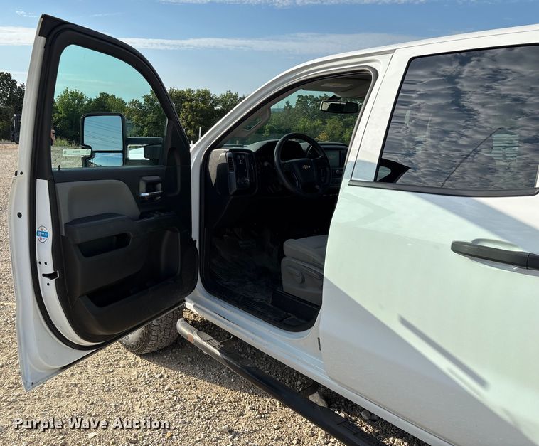 image for item EN5548 2019 Chevrolet Silverado 2500HD Double Cab utility bed pickup truck