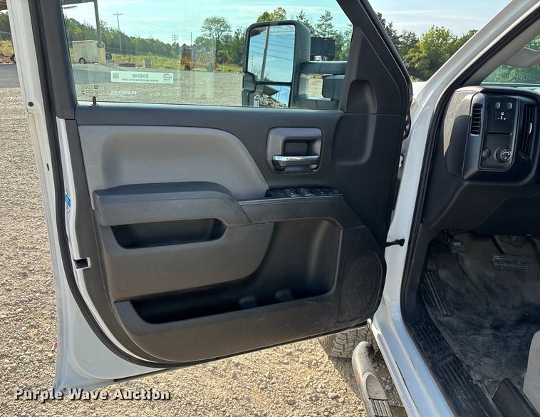 image for item EN5548 2019 Chevrolet Silverado 2500HD Double Cab utility bed pickup truck