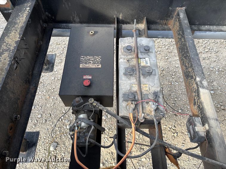 image for item EN5549 2004 Diamond C  dump trailer