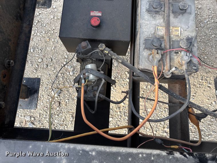 image for item EN5549 2004 Diamond C  dump trailer