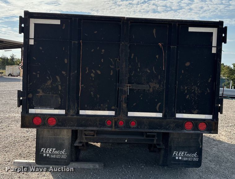 image for item EN5549 2004 Diamond C  dump trailer