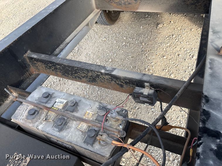 image for item EN5549 2004 Diamond C  dump trailer