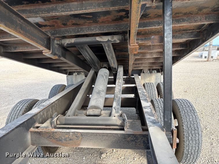 image for item EN5549 2004 Diamond C  dump trailer