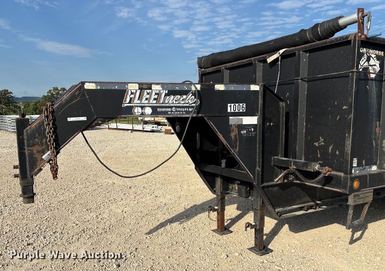 image for item EN5549 2004 Diamond C  dump trailer
