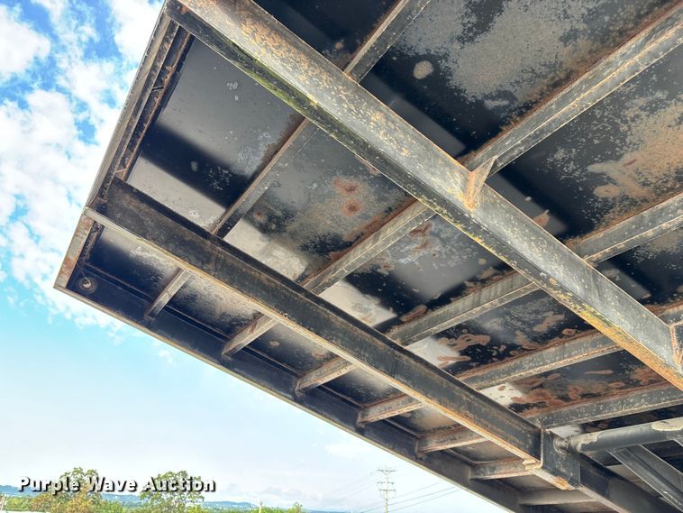 image for item EN5549 2004 Diamond C  dump trailer