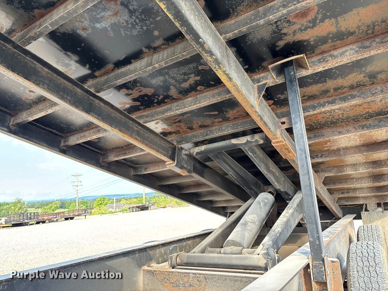 image for item EN5549 2004 Diamond C  dump trailer