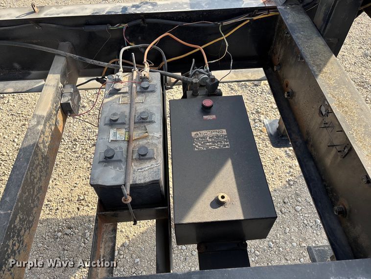 image for item EN5549 2004 Diamond C  dump trailer