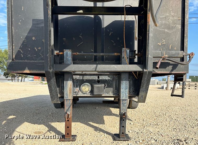 image for item EN5549 2004 Diamond C  dump trailer