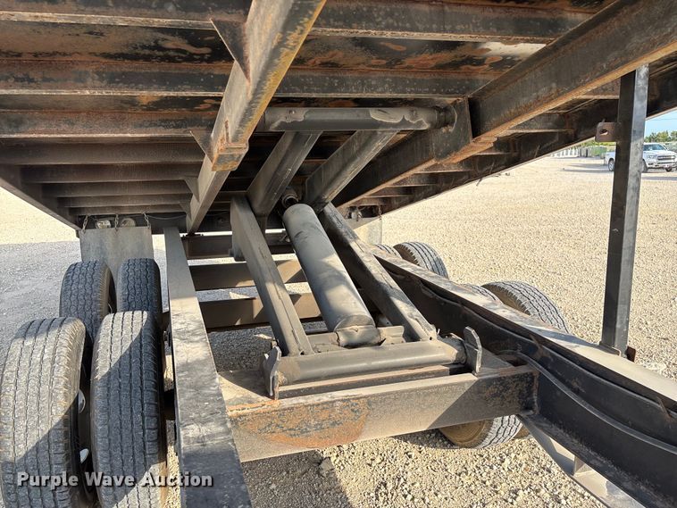 image for item EN5549 2004 Diamond C  dump trailer