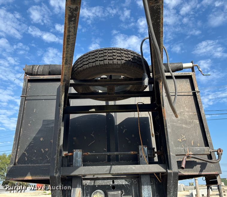 image for item EN5549 2004 Diamond C  dump trailer