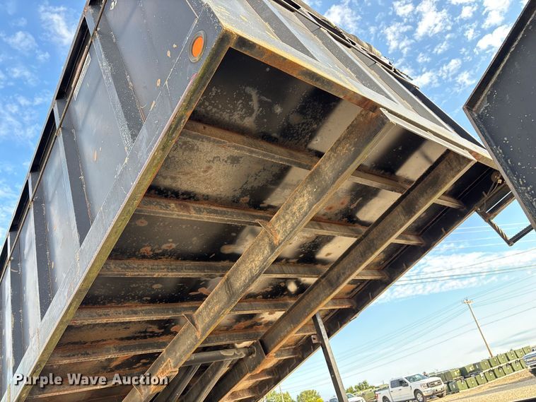 image for item EN5549 2004 Diamond C  dump trailer