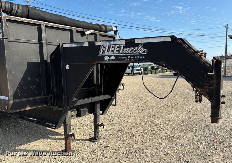 image for item EN5549 2004 Diamond C  dump trailer