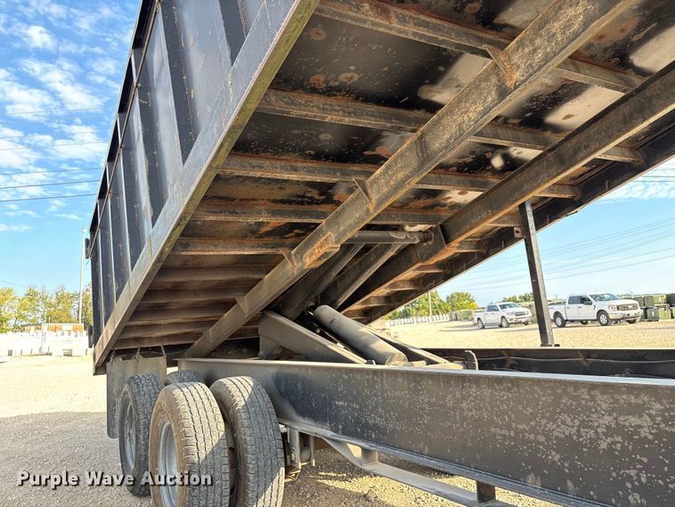 image for item EN5549 2004 Diamond C  dump trailer