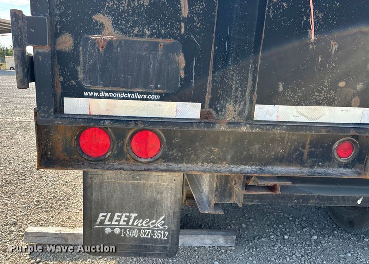 image for item EN5549 2004 Diamond C  dump trailer
