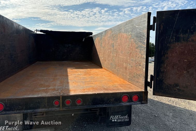 image for item EN5549 2004 Diamond C  dump trailer