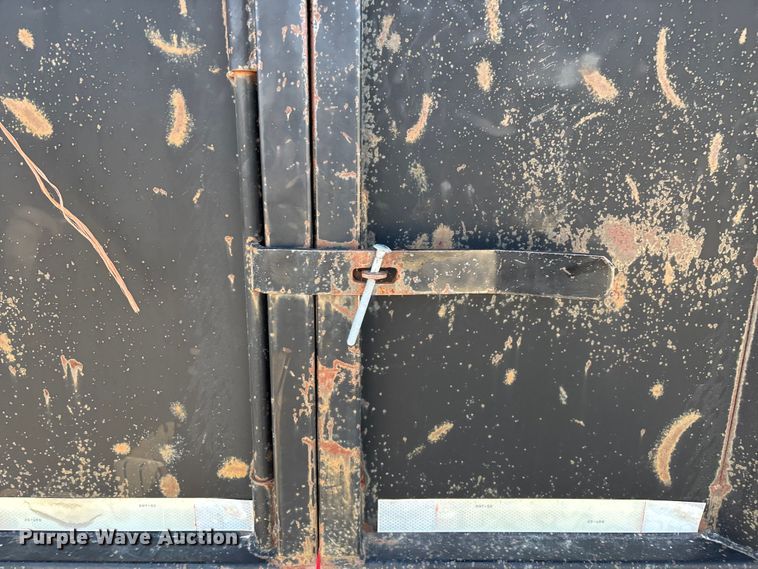 image for item EN5549 2004 Diamond C  dump trailer