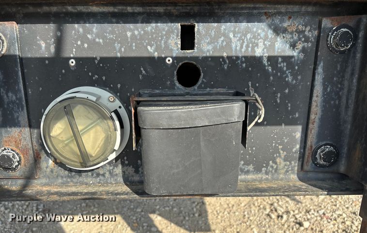 image for item EN5549 2004 Diamond C  dump trailer