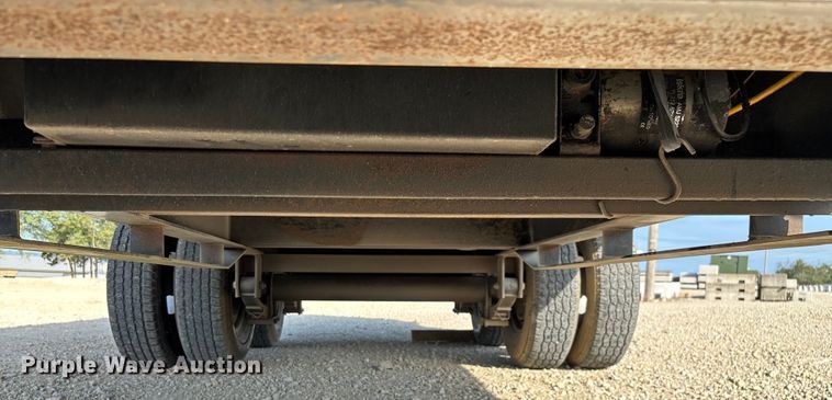 image for item EN5549 2004 Diamond C  dump trailer