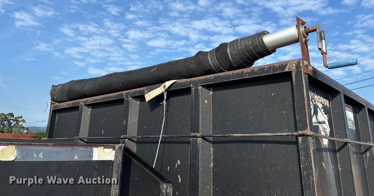 image for item EN5549 2004 Diamond C  dump trailer