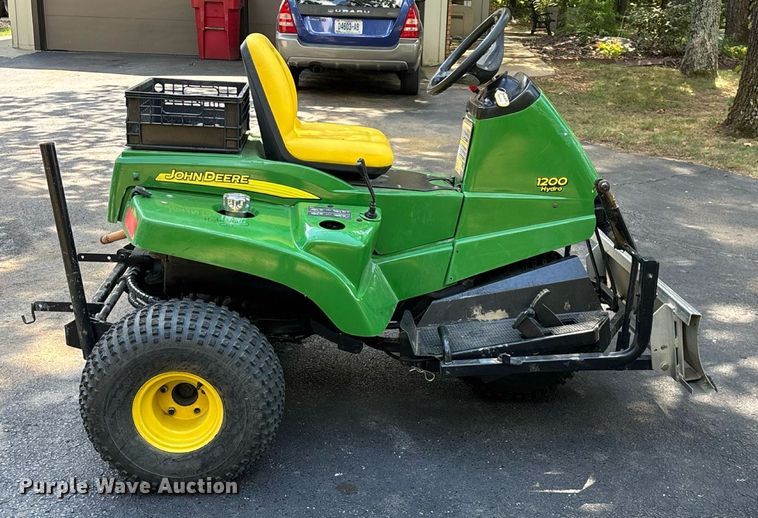 image for item EN5560 John Deere 1200 Hydro bunker rake