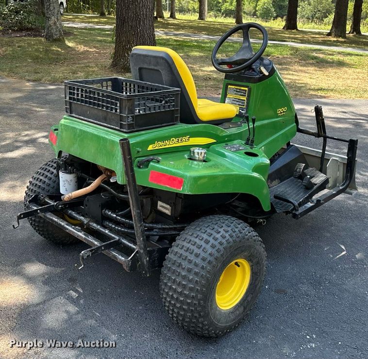 image for item EN5560 John Deere 1200 Hydro bunker rake