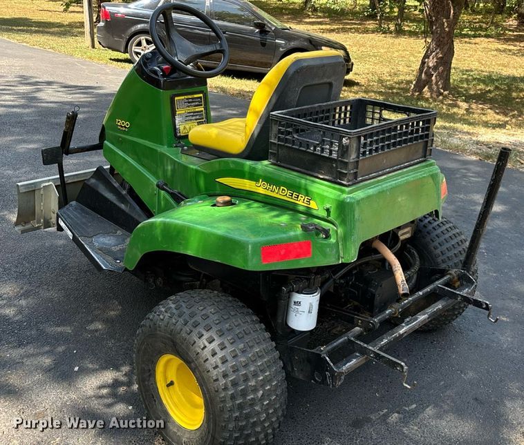 image for item EN5560 John Deere 1200 Hydro bunker rake